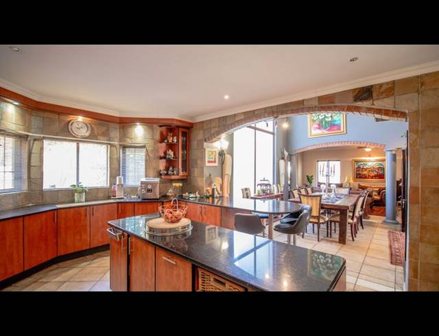 5 BEDROOM HOUSE FOR SALE IN MIDSTREAM ESTATE